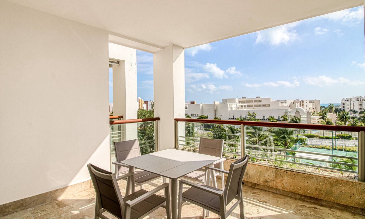 Playa Mujeres Apartment | 4th-Floor Resort Studio with Outdoor Pools, Pool Spas, Tennis, Gym, & Balcony