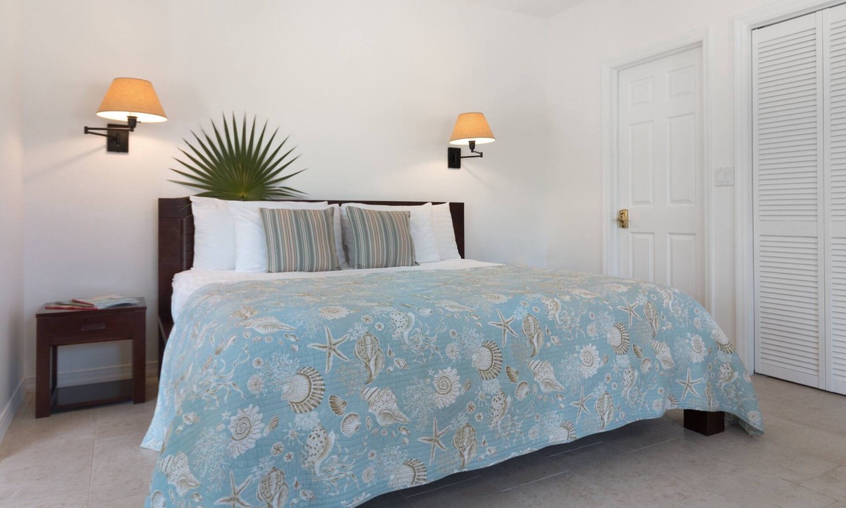 Long Bay Hills Apartment | Amazing Modern Beach Front Studio w/Pool Jacuzzi - Karana Studioo1