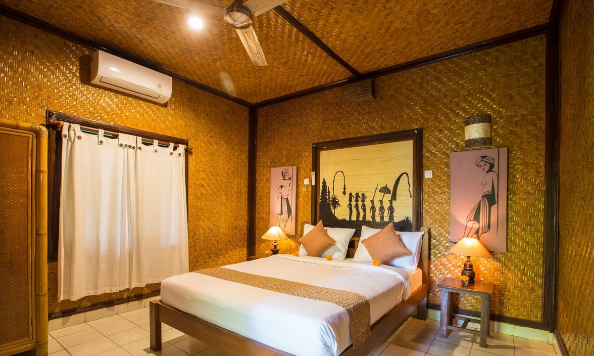 Ubud House | Authentic Balinese Superior Room with AC