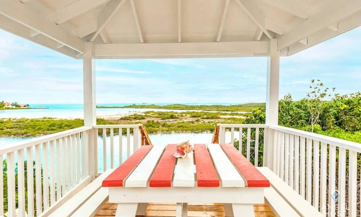 Ocean Point House | Beach Cottage with Amazing Chalk Sound Views!