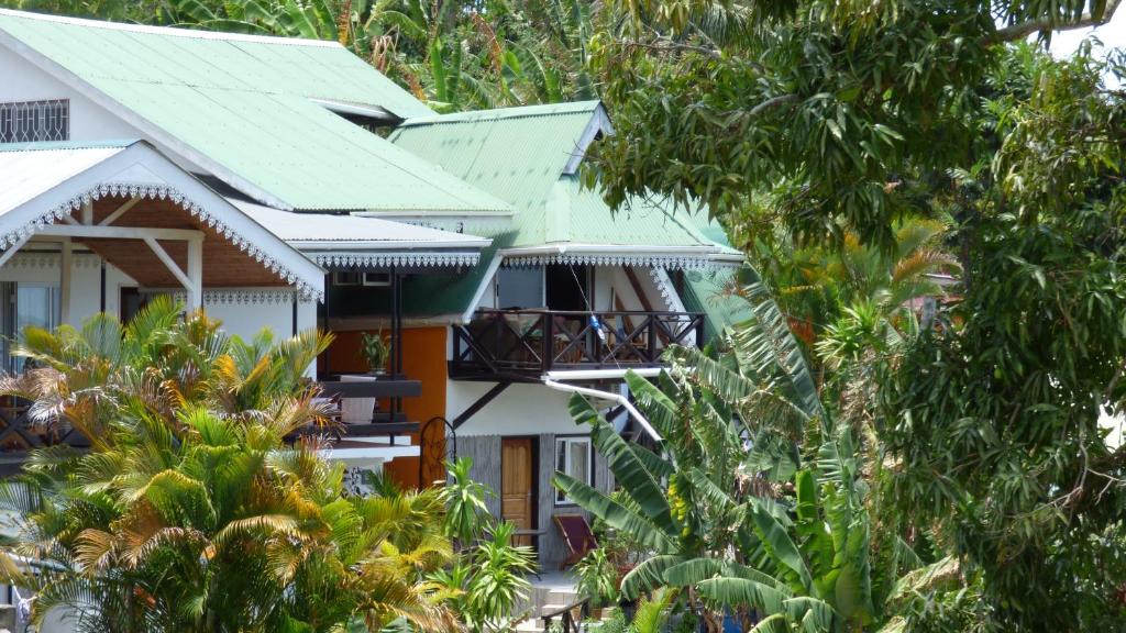 De Quincey Village House | CHEZ LORNA 3 nights or plus