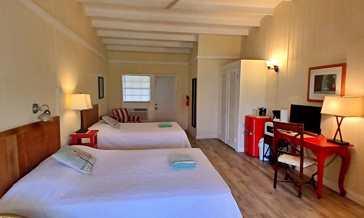 Cockburn Town Hotel | Cozy Balcony room, ocean views - Lazy Lobster - Grand Turk island