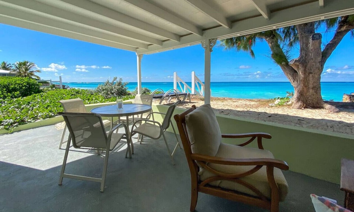 Cockburn Town Apartment | Crabtree #1 - Amazing Beach -Walk to Restaurants