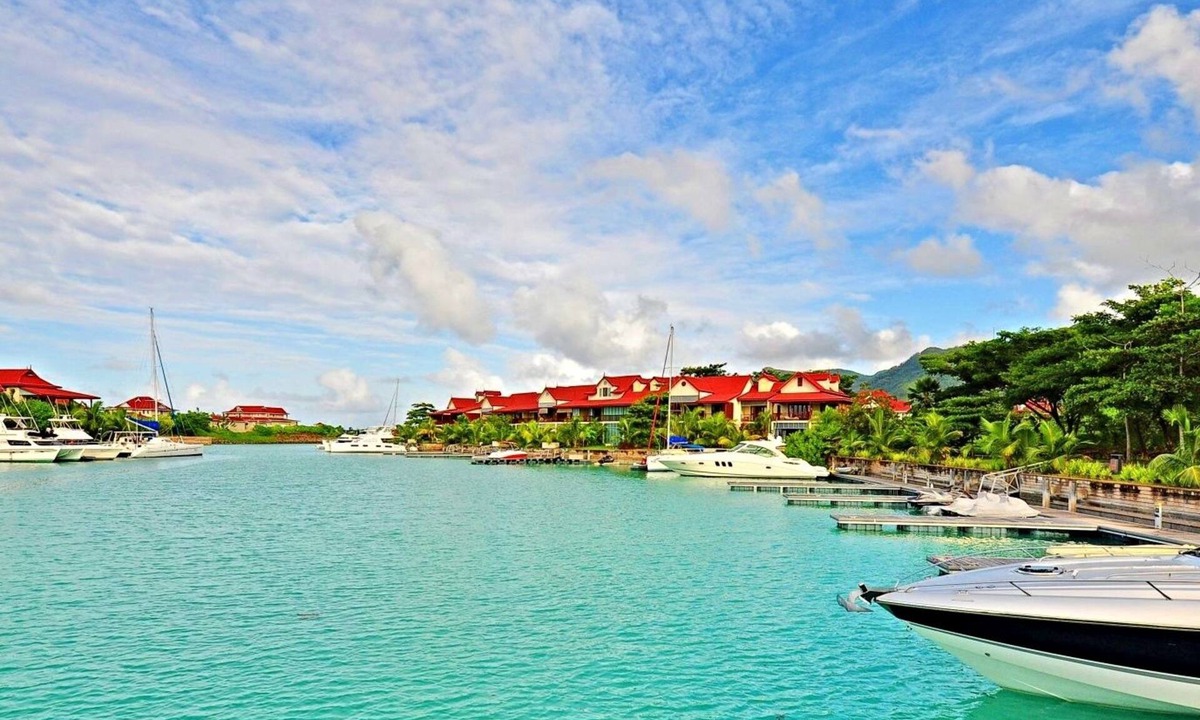 Eden Island Apartment | Eden Island, Beach front, Luxury, 3 Bed Ensuite, WiFi