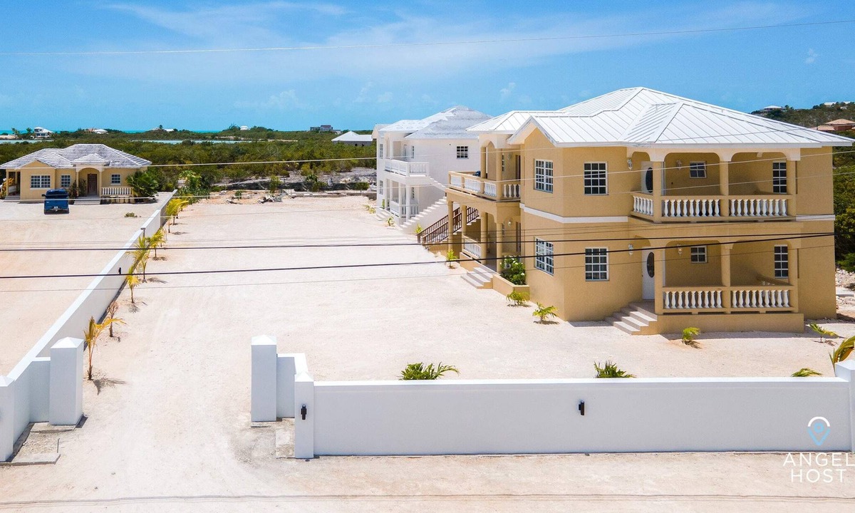 Venetian Road Settlement Apartment | Elegant Home with Views & Lots of Amenities