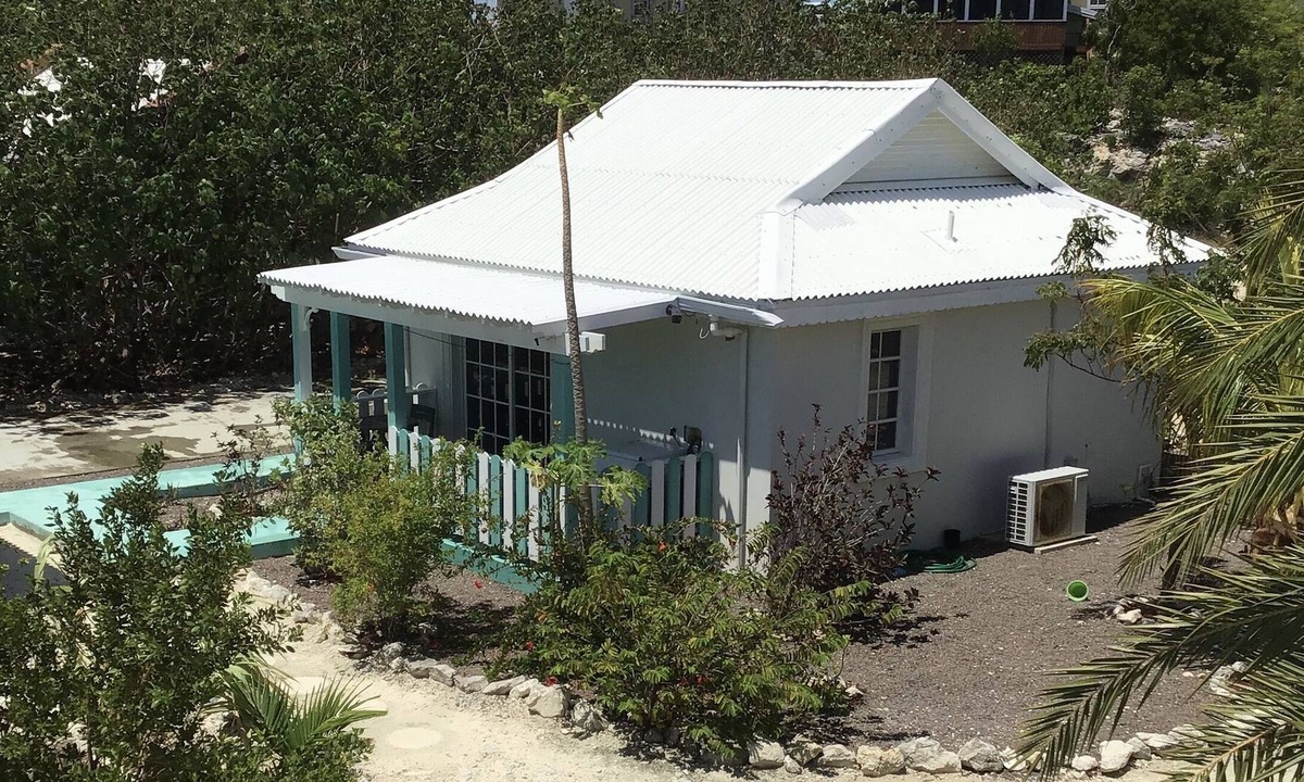 Discovery Bay Cottage | Enjoy Island Living at Waterfront Point Cottage