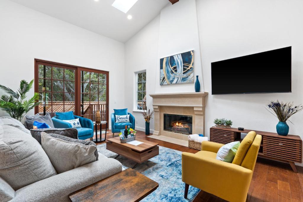 Eastside Santa Cruz Villa | Gorgeous Santa Cruz Villa - Modern Beachside Paradise with NEW Hot Tub & Fast Wi-Fi