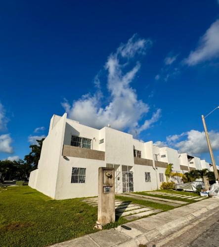 Puerto Morelos House | Hermosa y cómoda casa con alberca compartida en Puerto Morelos