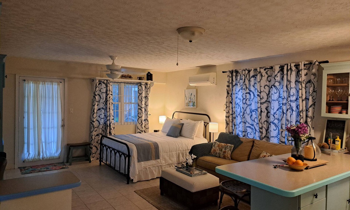 Venetian Road Settlement House | Hidden Haven - Cozy Studio - with pool.