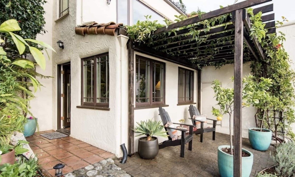 Westside Santa Cruz Apartment | 𝑯𝒊𝒔𝒕𝒐𝒓𝒊𝒄 & 𝑳𝒖𝒙𝒖𝒓𝒊𝒐𝒖𝒔 𝑺𝒑𝒂𝒏𝒊𝒔𝒉-𝑺𝒕𝒚𝒍𝒆 𝑪𝒂𝒔𝒊𝒕𝒂