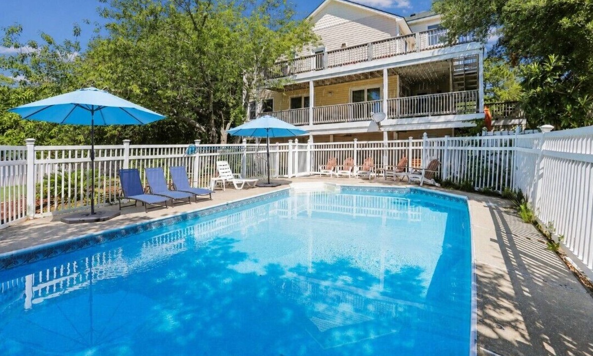 Duck House | HotTub, Pool Table, Elevator! Large fenced yard, pets