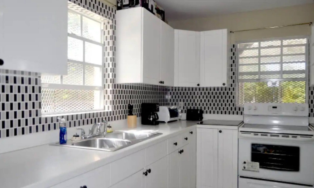 Leeward Settlement Villa | Kenai’s Place-Just 2mins away from Grace Bay Beach