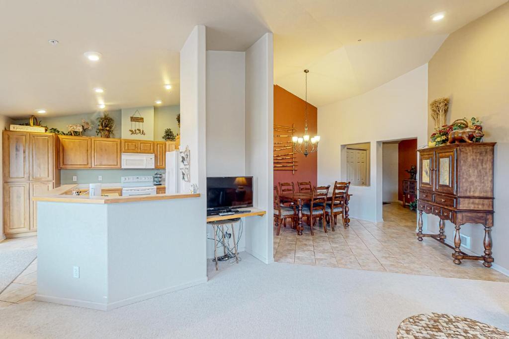 Florence Apartment | Lorees Riverview