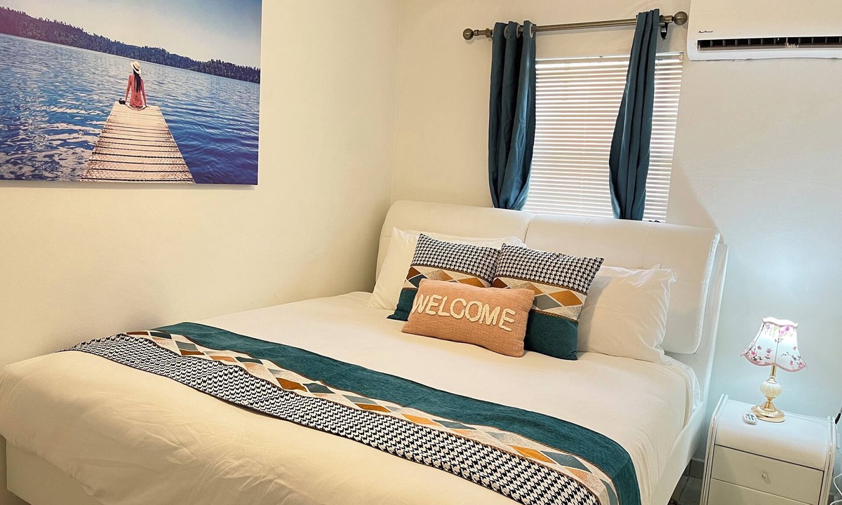 The Bight Apartment | Lovely Apartment with King Size Bed in Venetian Road