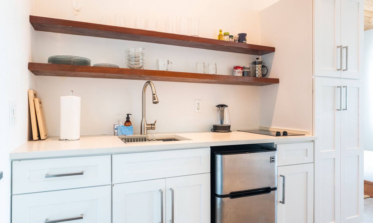 Long Bay Hills Apartment | Modern Studio with Great view, Pool, close to beach
