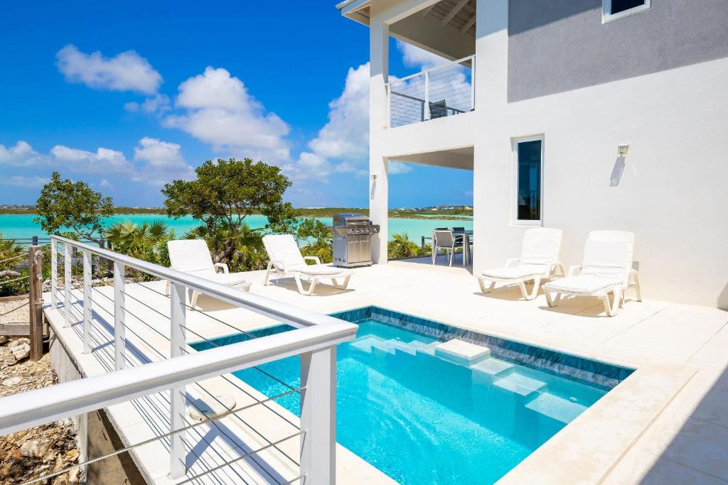 Discovery Bay Villa | NEW Tropical Waterfront Cooper Jack Bay Villas