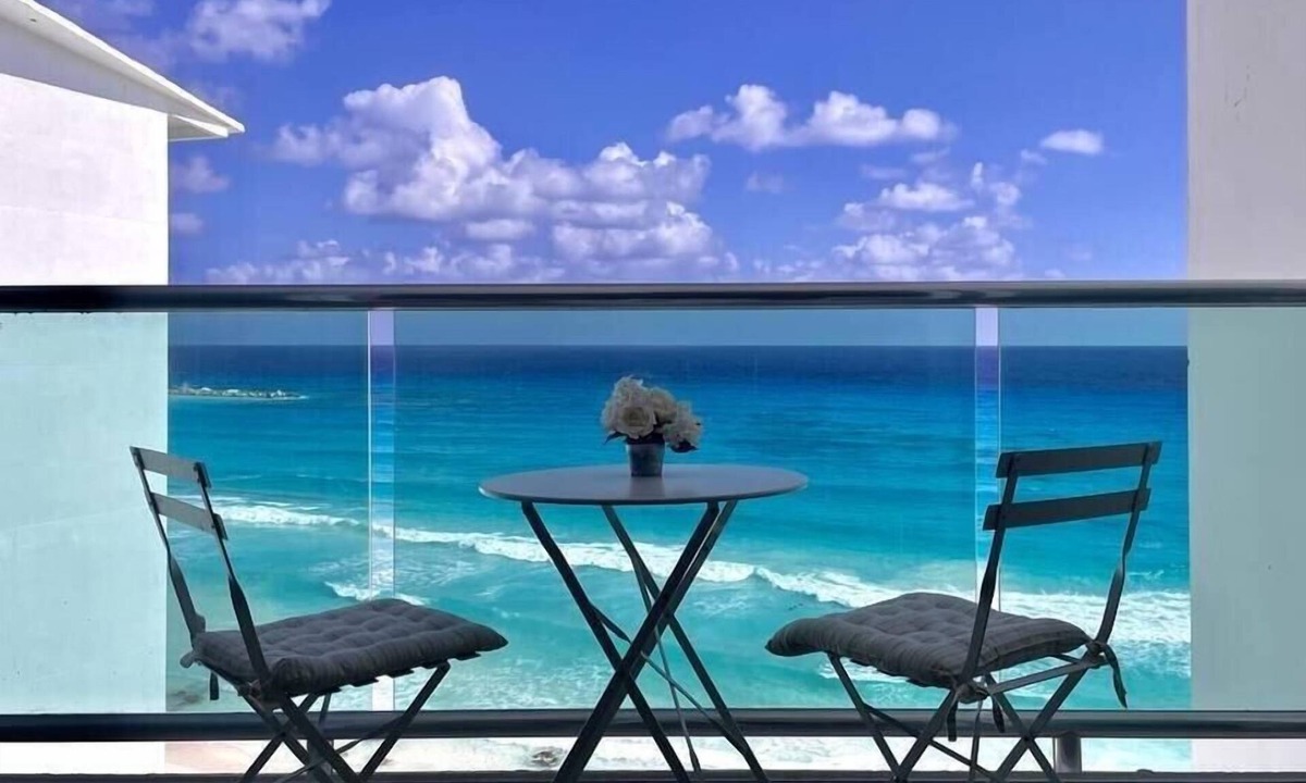 Punta Cancun Apartment | Ocean view, Beachclub, Restaurant, 2 Pools, 5 Ppl
