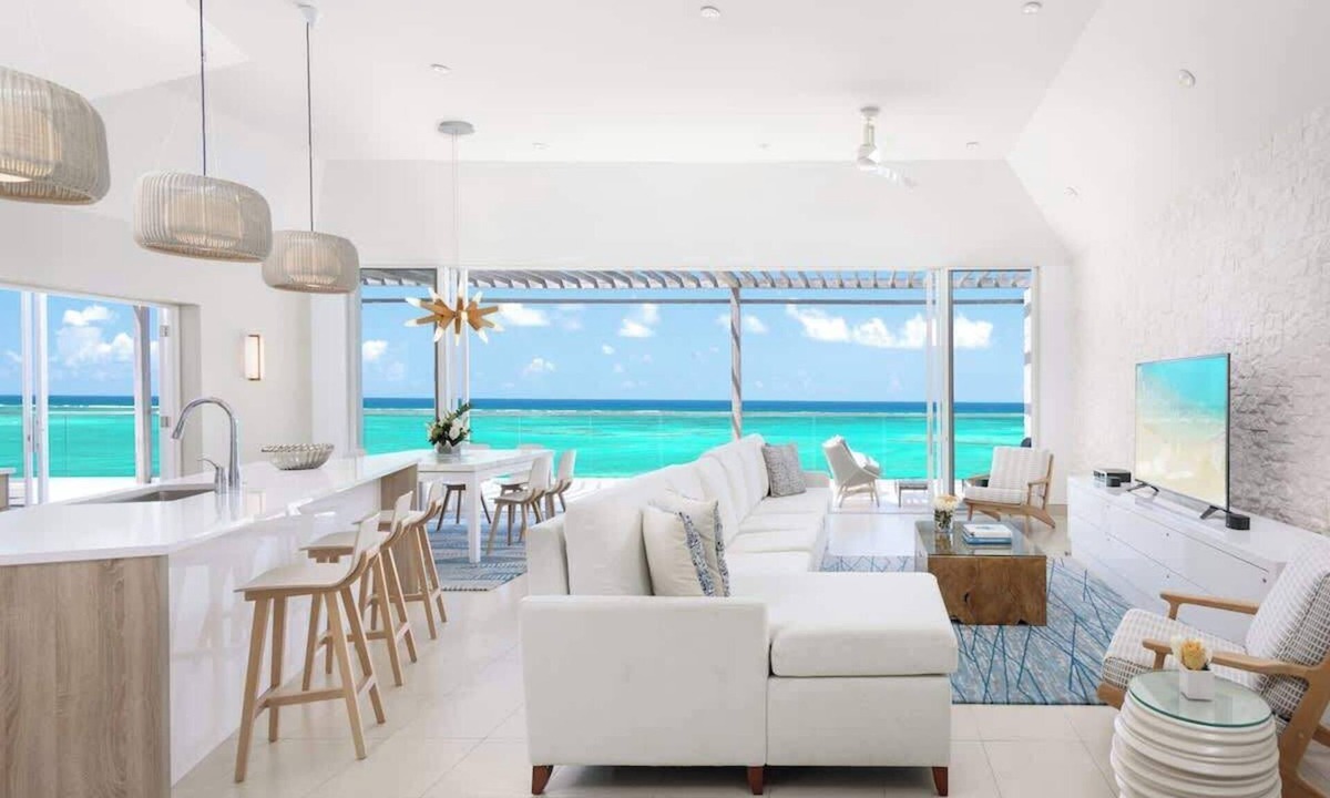 The Bight Apartment | Oceanfront Penthouse | Hot Tub + Daily Cabana