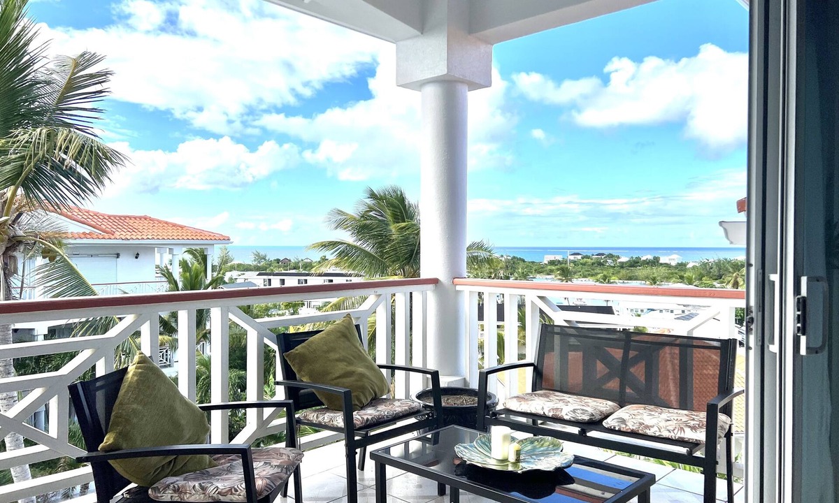 Providenciales House | Paradise Breeze Penthouse- Majestic Ocean Views -Central Location