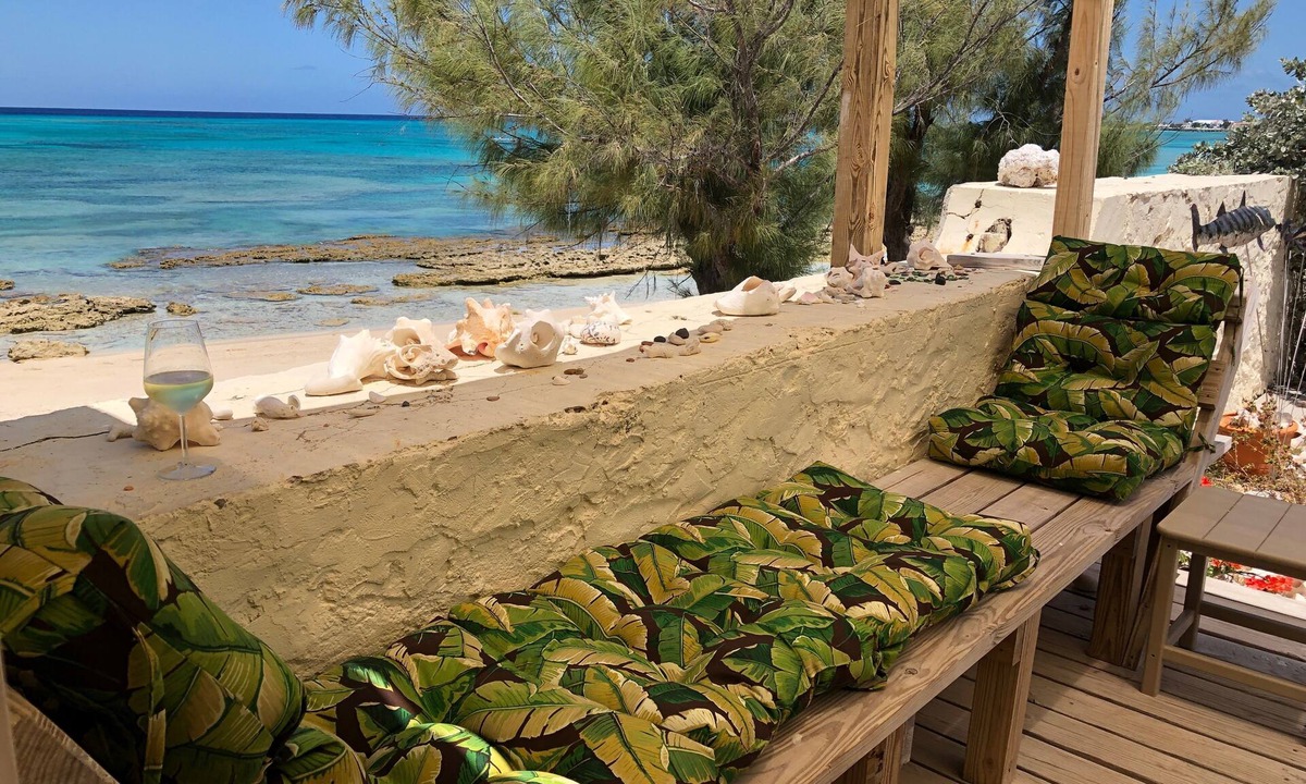 Cockburn Town House | Spacious Airy Beachfront House on Grand Turk
