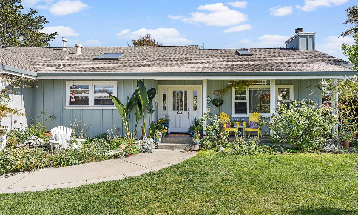 Opal Cliffs House | SUN,SURF & RELAXATION@n26thAVE BEACH HOUSE/HOT TUB/PRIVATE YARDS GREAT LOCATIONn