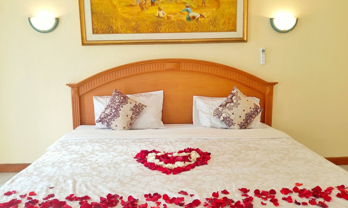 Denpasar Timur House | Super King Bedroom with Spa Bath, Garden View in Central Bali Location