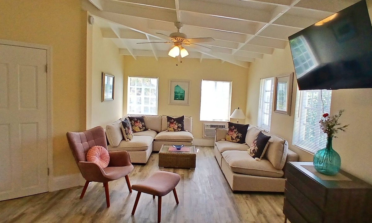 Cockburn Town Hotel | Superior 2 bedrooms 2 bathrooms Suite - FLIRTY FLAMINGOS - Grand Turk Island!