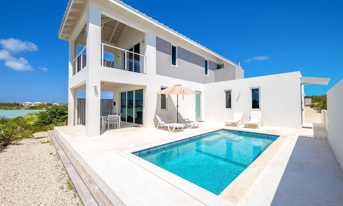 Discovery Bay Villa | Tropical Waterfront Cooper Jack Bay Villa