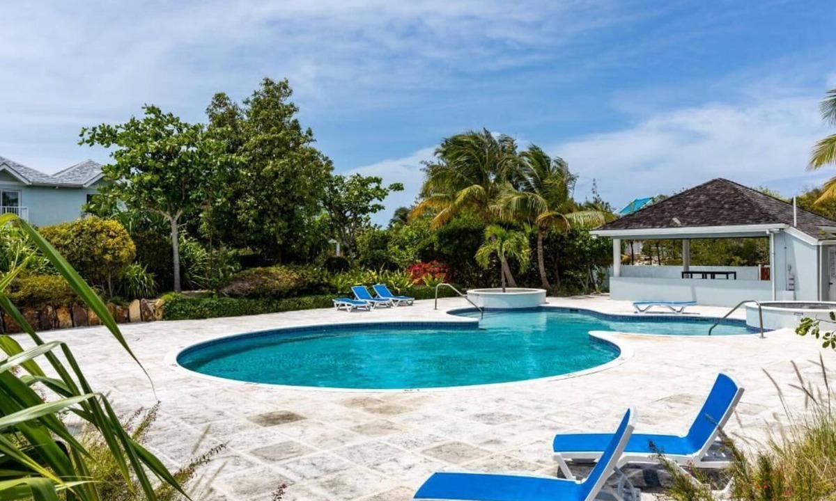 The Bight House | Villa April, Family-Sized Condo-5 minutes from the beautiful beach!