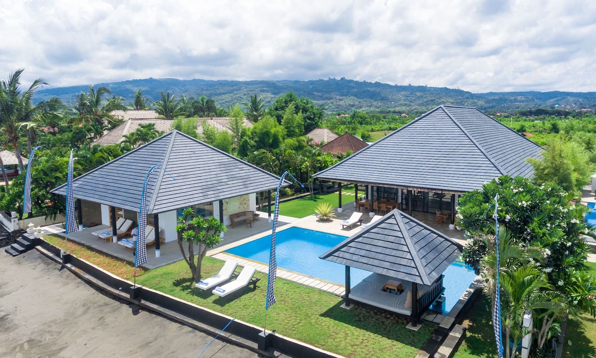 Dencarik Villa | Villa Lovina-beach 1, luxury 5 * villa, staff, beachfront, pool, free boattrip