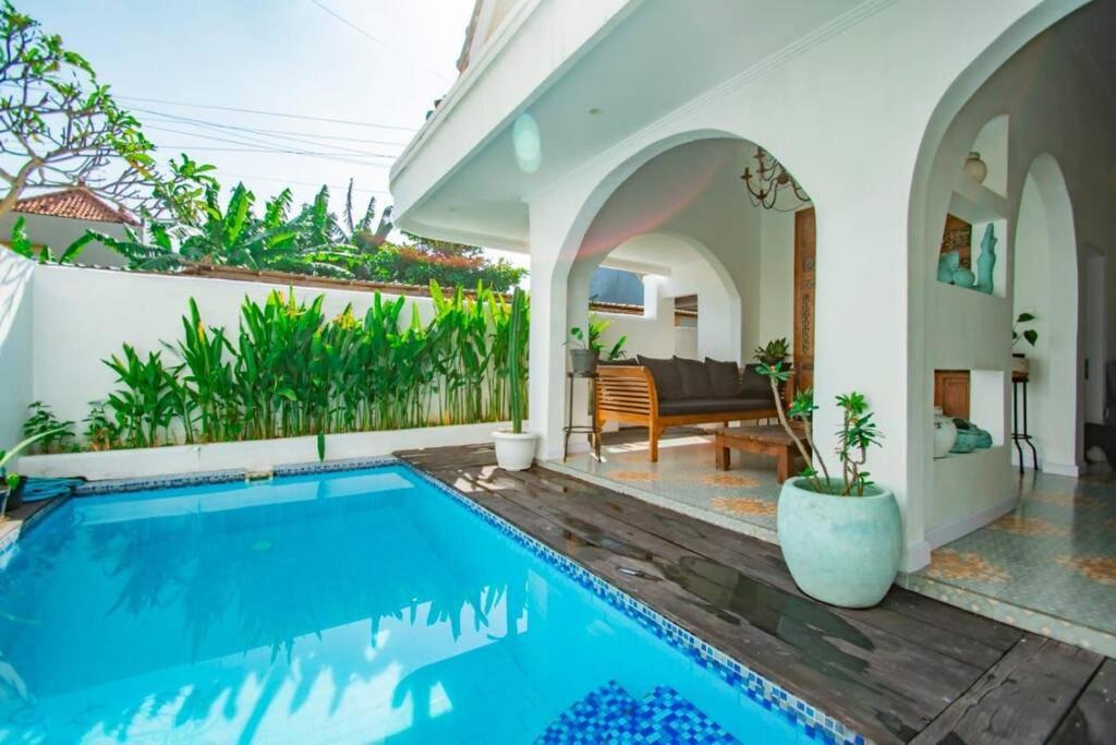 Padangsambian Klod Villa | villa putih