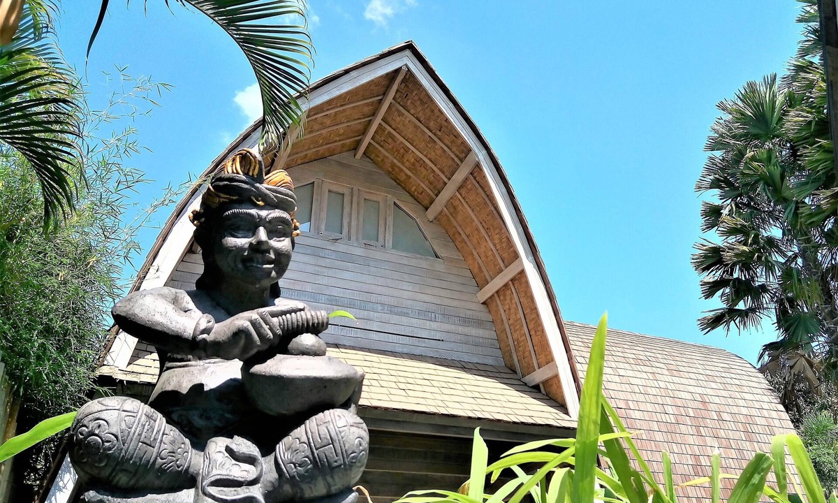 Dyanapura Villa | Wooden " Lumbung " Villa Short Walk to Seminyak Beach, Eat Street,& Trendy Shops