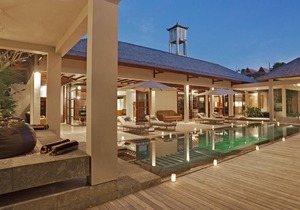 4 Bedrooms Modern Tropical Jimbaran Private Pool Villa, sleeps 8 guests, staff