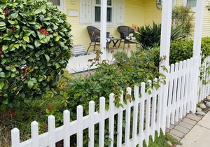 4 houses from Twin Lakes Beach. 2 minute walk to the Crow’ Nest and El Palomar
