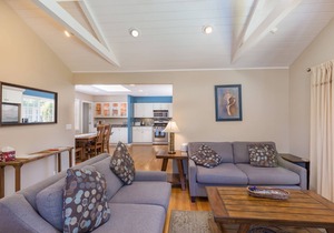 Pleasure Point Oasis ~ Family and dog-friendly yard ~ Off-street parking