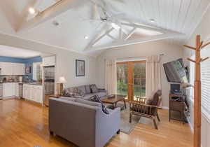 Pleasure Point Oasis ~ Family and dog-friendly yard ~ Off-street parking