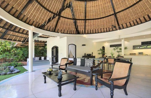 Sunset Road Villa | 1000 m² Villa ∙ 5 bedrooms ∙ 10 guests