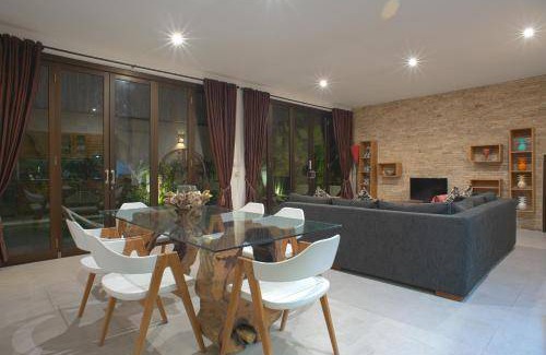 Central Seminyak Villa | 160 m² Villa ∙ 3 bedrooms ∙ 9 guests