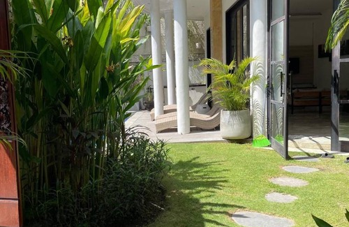 Petitenget House | 300 m² House ∙ 3 bedrooms ∙ 10 guests