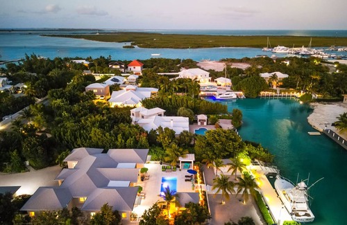 Leeward Settlement House | 344 m² House ∙ 4 bedrooms ∙ 8 guests
