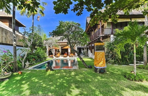 Jimbaran Bay Villa | 3BR Luxury Villa Located In Jimbaran! 8Min Walk To The Beach! W/Priv Swim Pool!