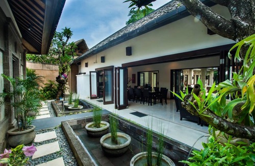 Central Seminyak Villa | 400 m² Villa ∙ 5 bedrooms ∙ 14 guests