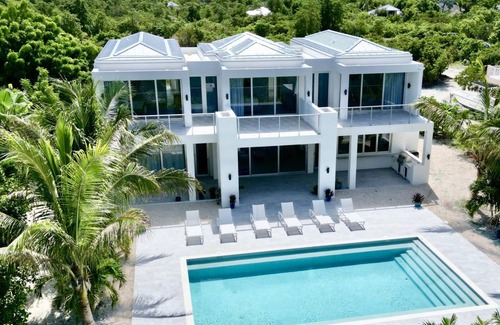 Leeward Settlement House | 446 m² House ∙ 5 bedrooms ∙ 10 guests