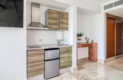 Playa Mujeres Apartment | 4th-Floor Resort Studio with Outdoor Pools, Pool Spas, Tennis, Gym, & Balcony