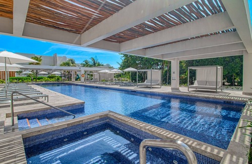 Playa Mujeres Apartment | 4th-Floor Resort Studio with Outdoor Pools, Pool Spas, Tennis, Gym, & Balcony