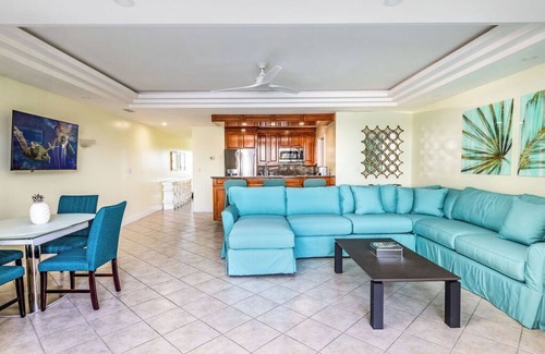 The Bight Condo | 5 Star Reviews! - Modern Waterfront Condo 2nd Floor, Yacht Club - Turtle Cove.