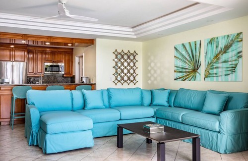 The Bight Condo | 5 Star Reviews! - Modern Waterfront Condo 2nd Floor, Yacht Club - Turtle Cove.