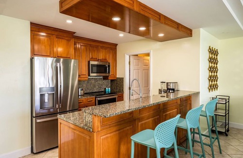 The Bight Condo | 5 Star Reviews! - Modern Waterfront Condo 2nd Floor, Yacht Club - Turtle Cove.
