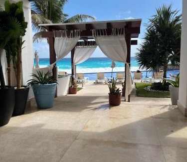 Punta Cancun Apartment | Beachfront 1 bedroom condo in club zone