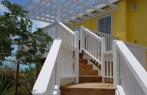 Discovery Bay House | Beatiful private house over looking the island aceon and silina